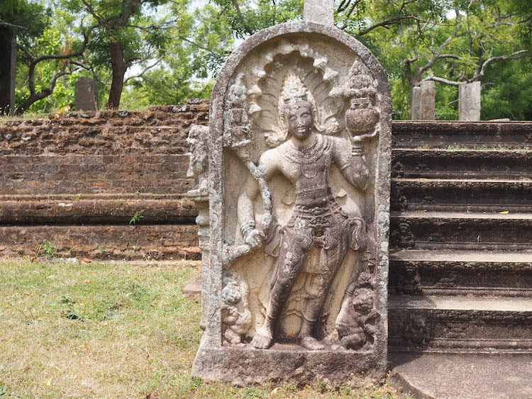 beelden anuradhapura naast trappen