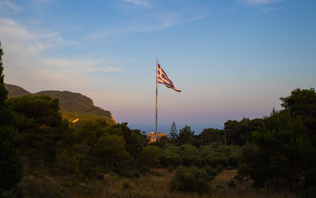 bezienswaardigheden op zakynthos Griekse vlag bij zonsondergang