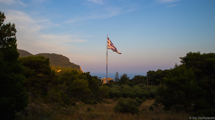bezienswaardigheden op zakynthos Griekse vlag bij zonsondergang