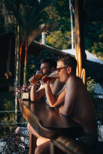 biertje drinken met vrienden in Costa Rica