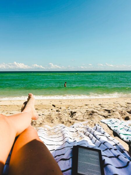 boek lezen op South Beach, rondreis Florida