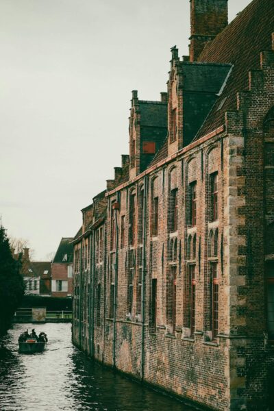 boot langs gebouw Brugge