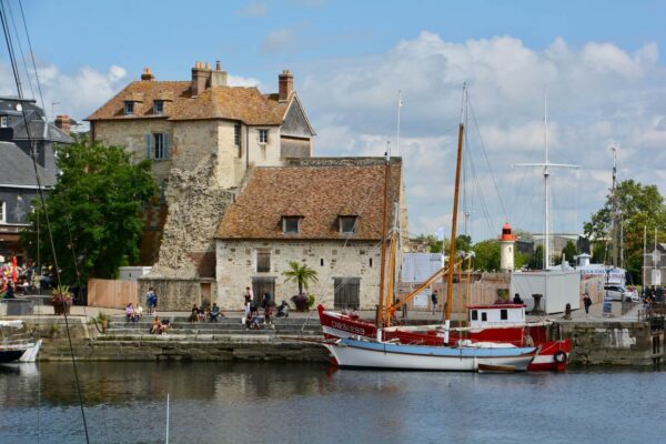 bootje in vieux bassin, honfleur