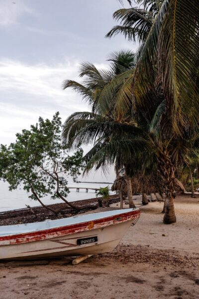 bootje op strand, Hopkins Belize