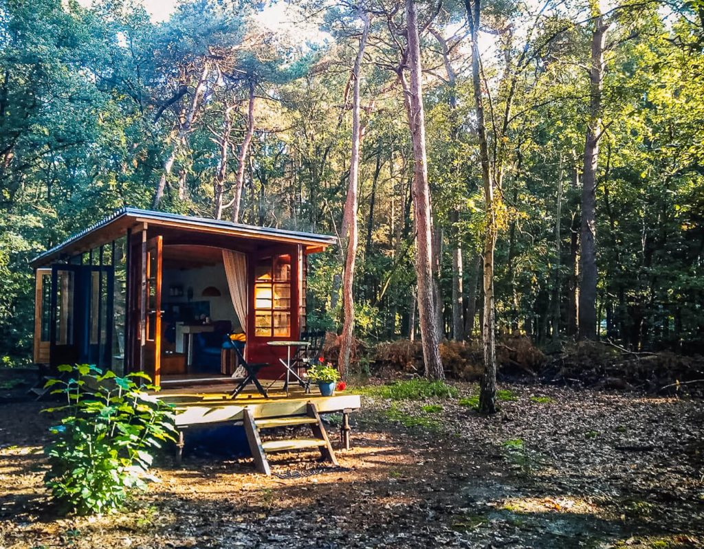 boshuis Maja's hut slapen in het bos Gelderland