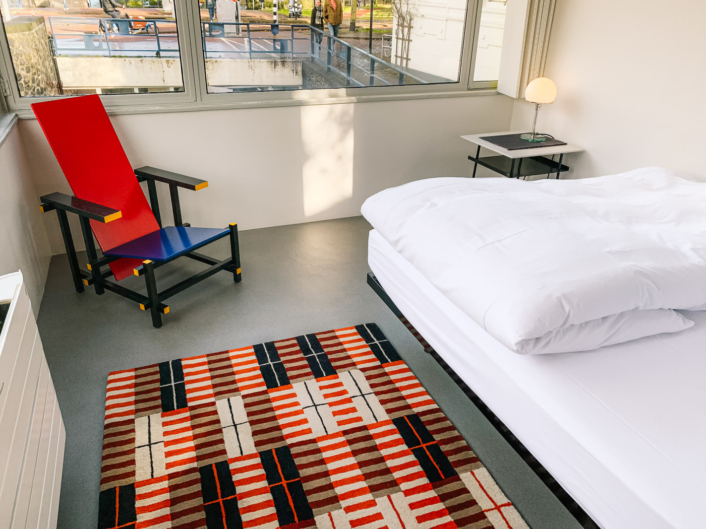 Vakantie geestelijke gezondheid niveau Slapen in een Brugwachtershuisje in Amsterdam in Rietveld stijl |  WeAreTravellers