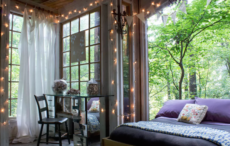 buiten slaapkamer boomhut vs airbnb