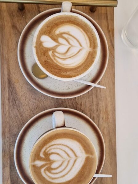 cappucino bij Shaka Café