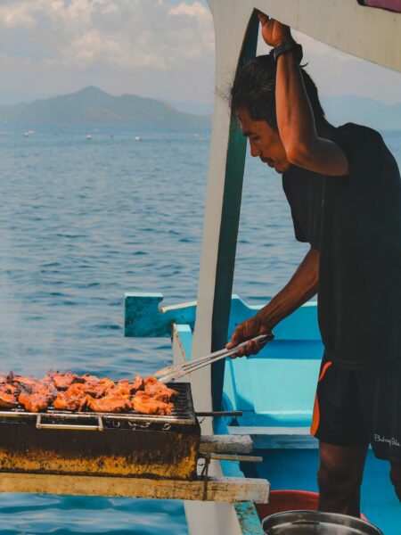 crew kookt eten, Buhay Isla Eco Tours