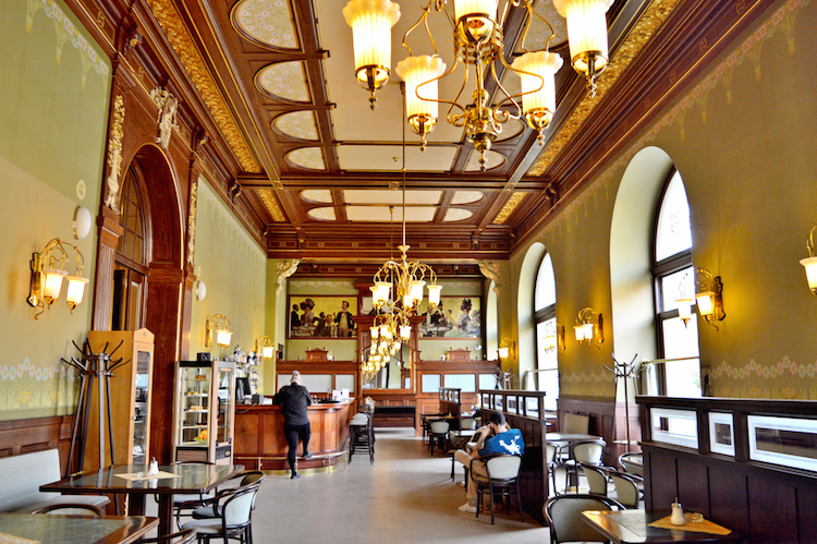 doen in Pilsen 10 Café