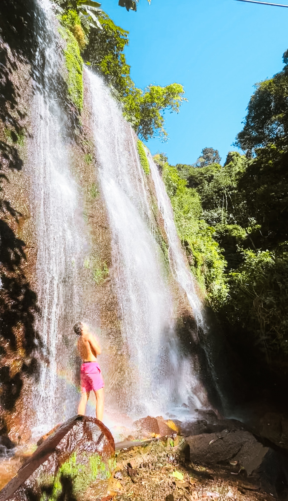 douchen onder waterval Juayua