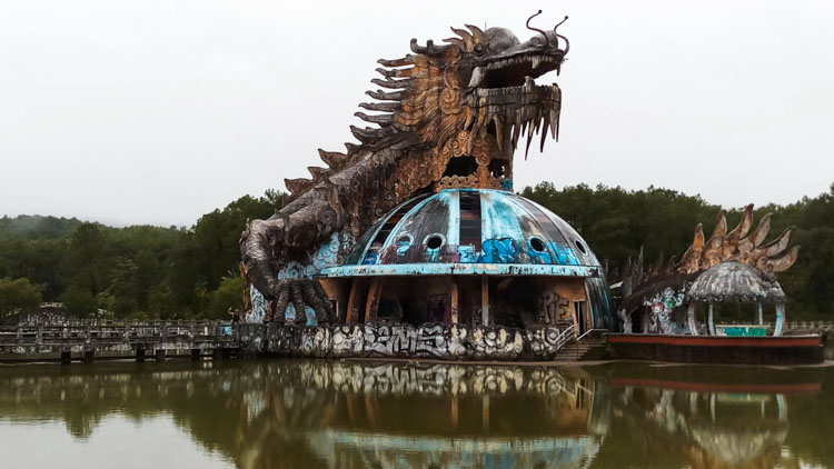 draak verlaten waterpark Hue