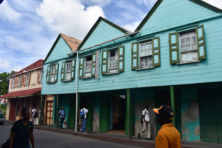 eiland antigua kleurige huisjes