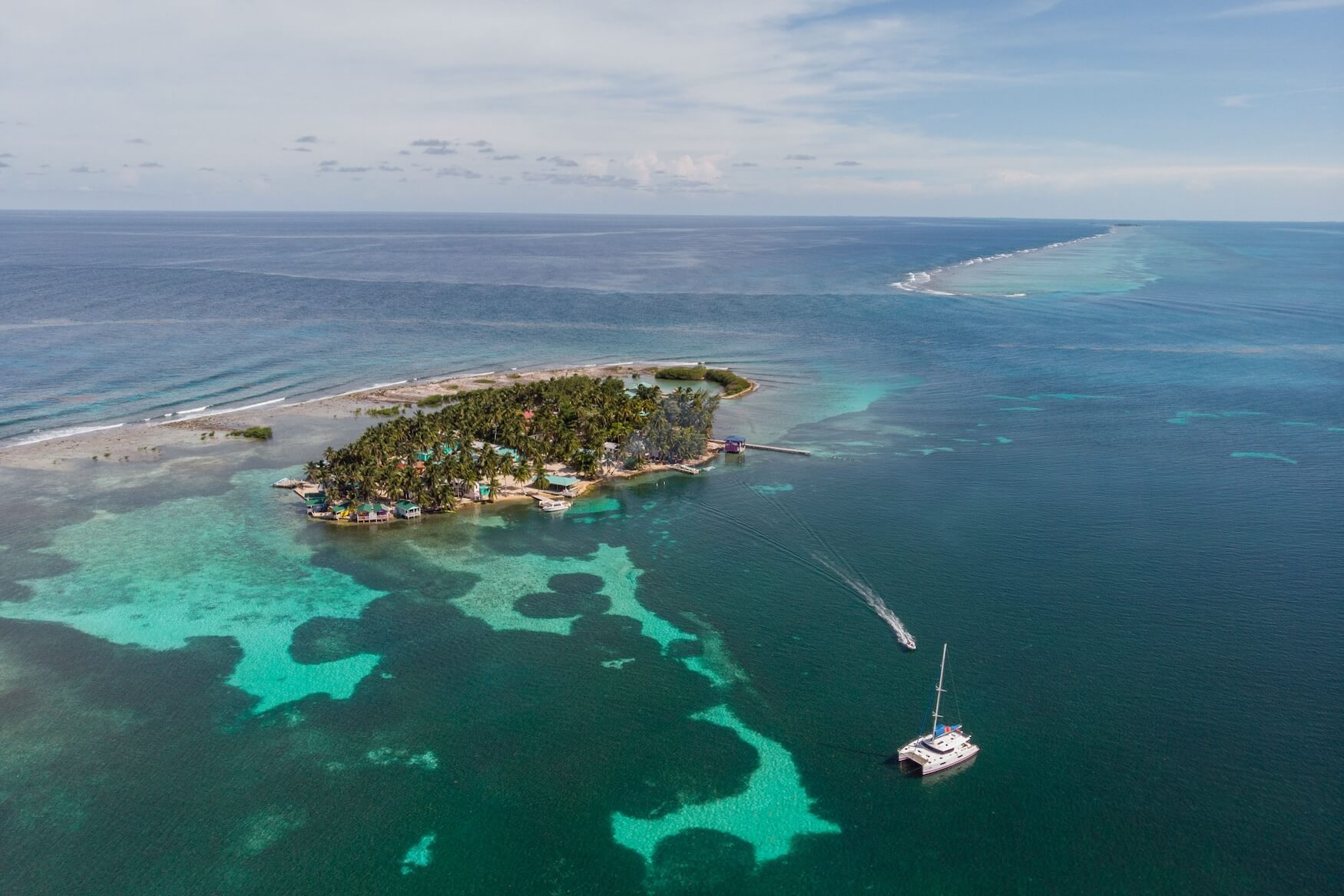 eilandje Belize van boven, Ragga Sailing boot