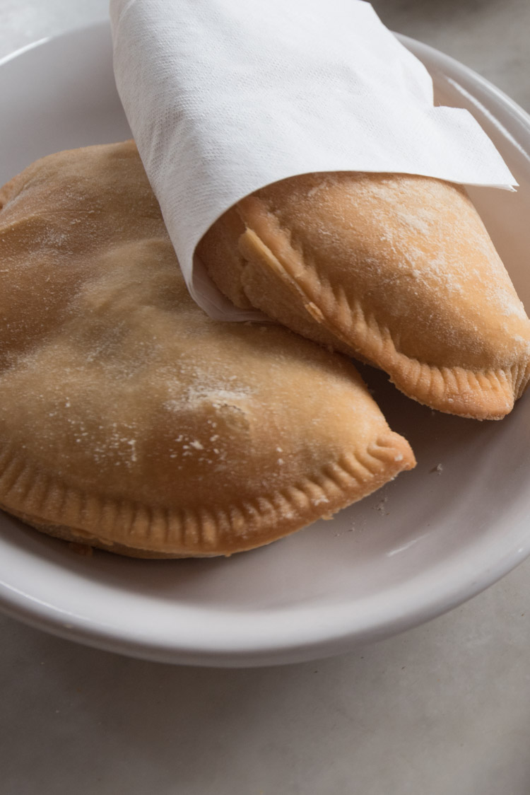 eten aruba empanadas