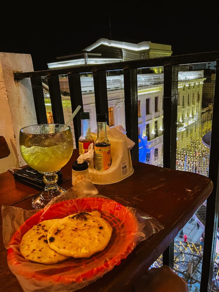 eten met traditionele pupusas