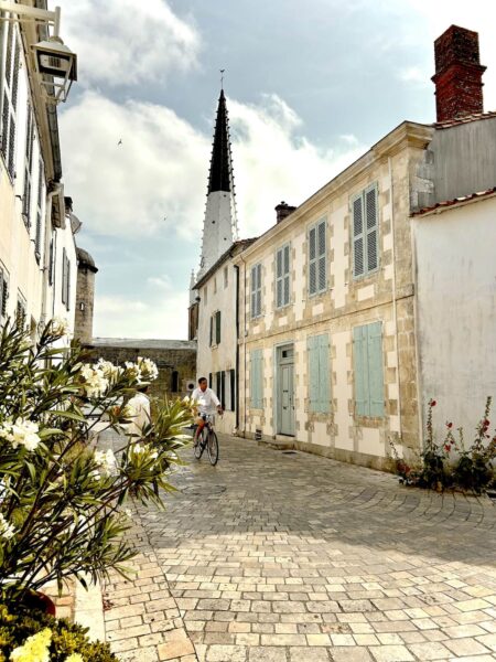 fietsen door straatjes, Ile de Ré
