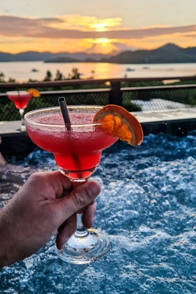 filipijnen cocktail bij zonsondergang