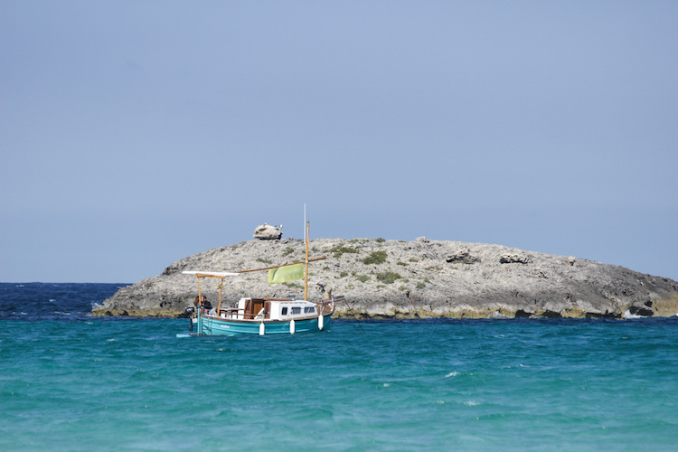 formentera blauw water bootje