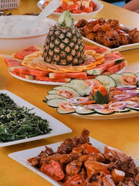 gedekte tafel met eten, isla tours