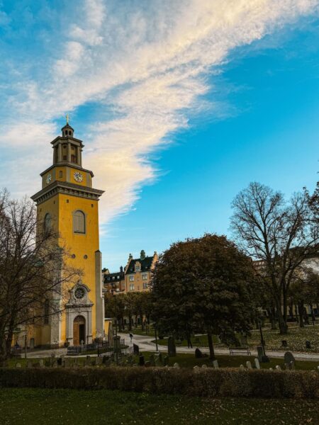 geel kerkje in Stockholm