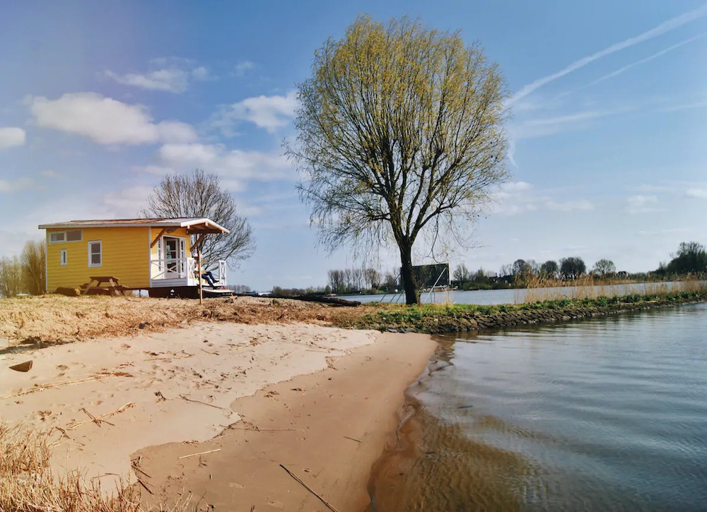 geel strandhuisje airbnb in nederland 3-1