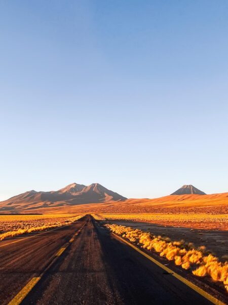 gekleure rotsen onderweg door de Atacama woestijn