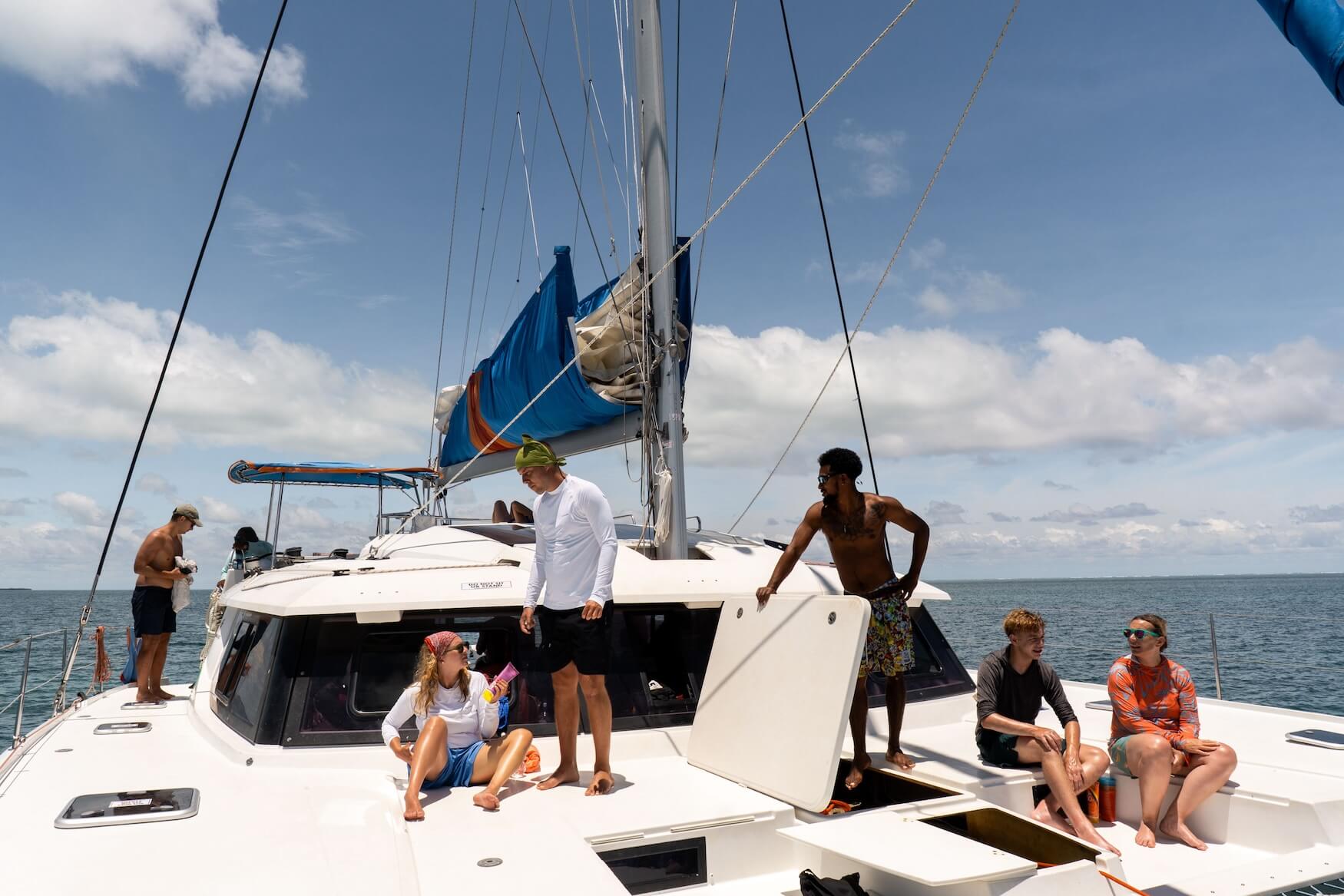 groep op zeilboot, Ragga Sailing
