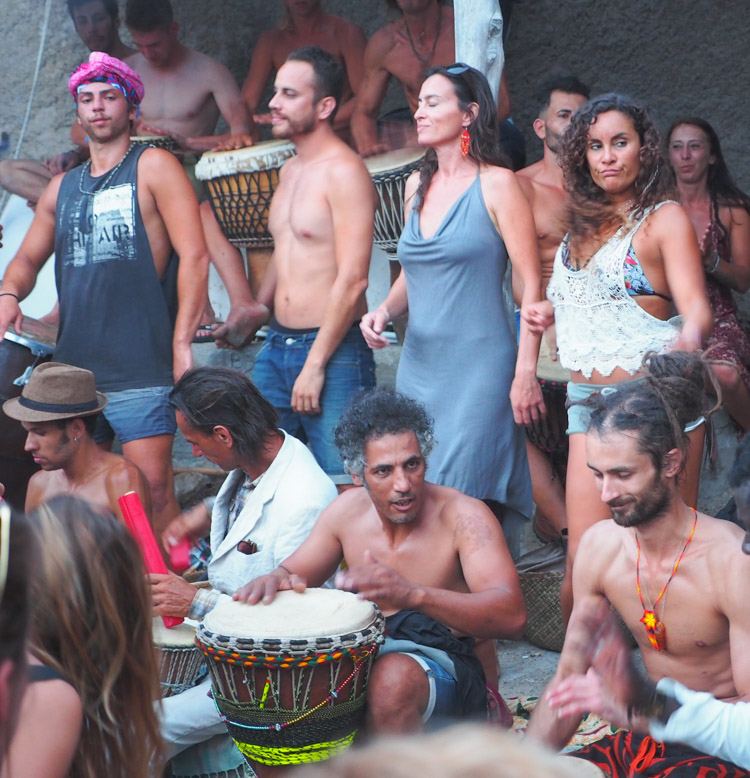 hippie ibiza benirras strand dansers