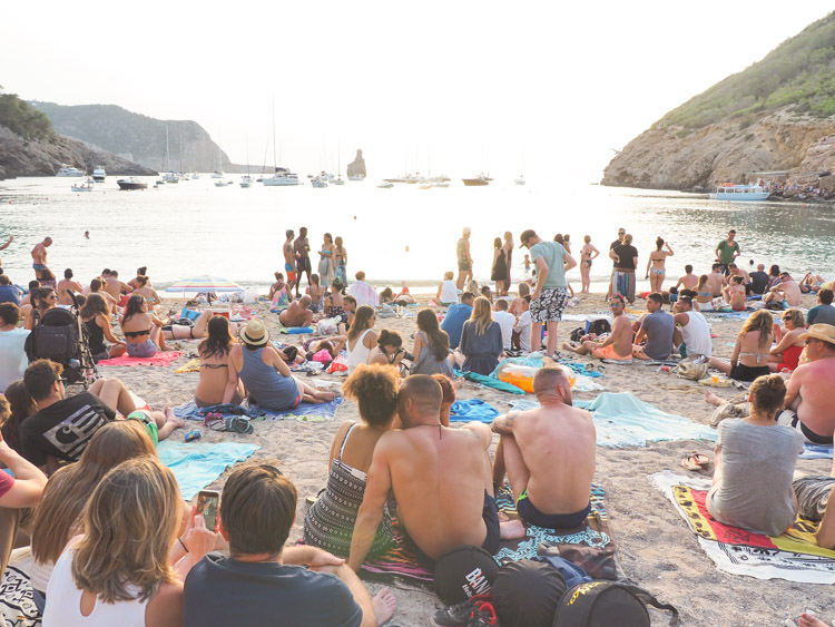 hippie ibiza benirras trommellaars strand drummers beach