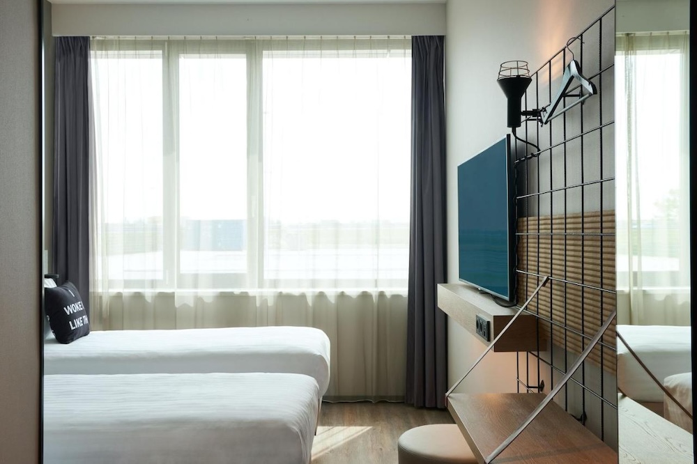 hotels schiphol, moxy