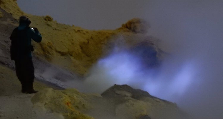 ijen blue fire
