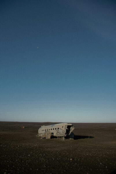 ijsland wandeling vliegtuigwrak dc-3 vik