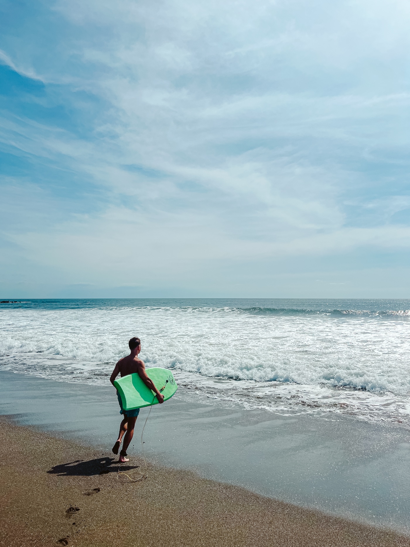 in de zee bij Las Peñitas met bodyboard