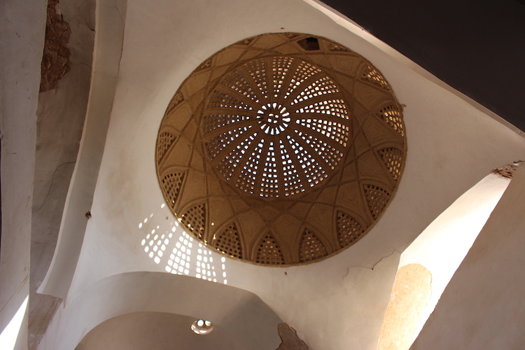 iran-yazd-dak-gebouw