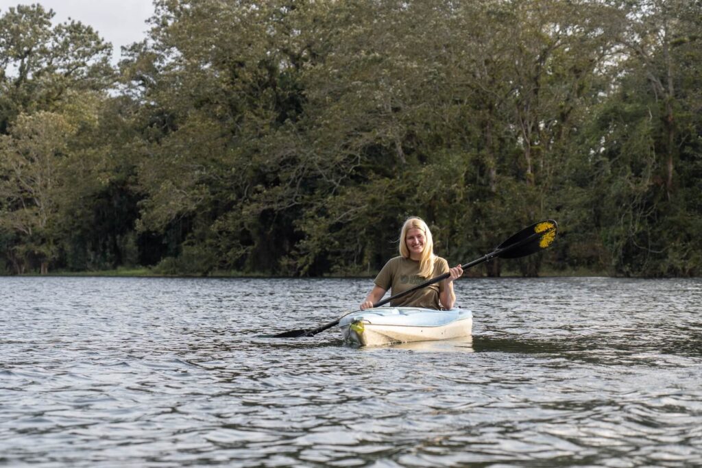 kajakkende vrouw op Lake Yojoa