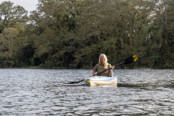 kajakkende vrouw op Lake Yojoa