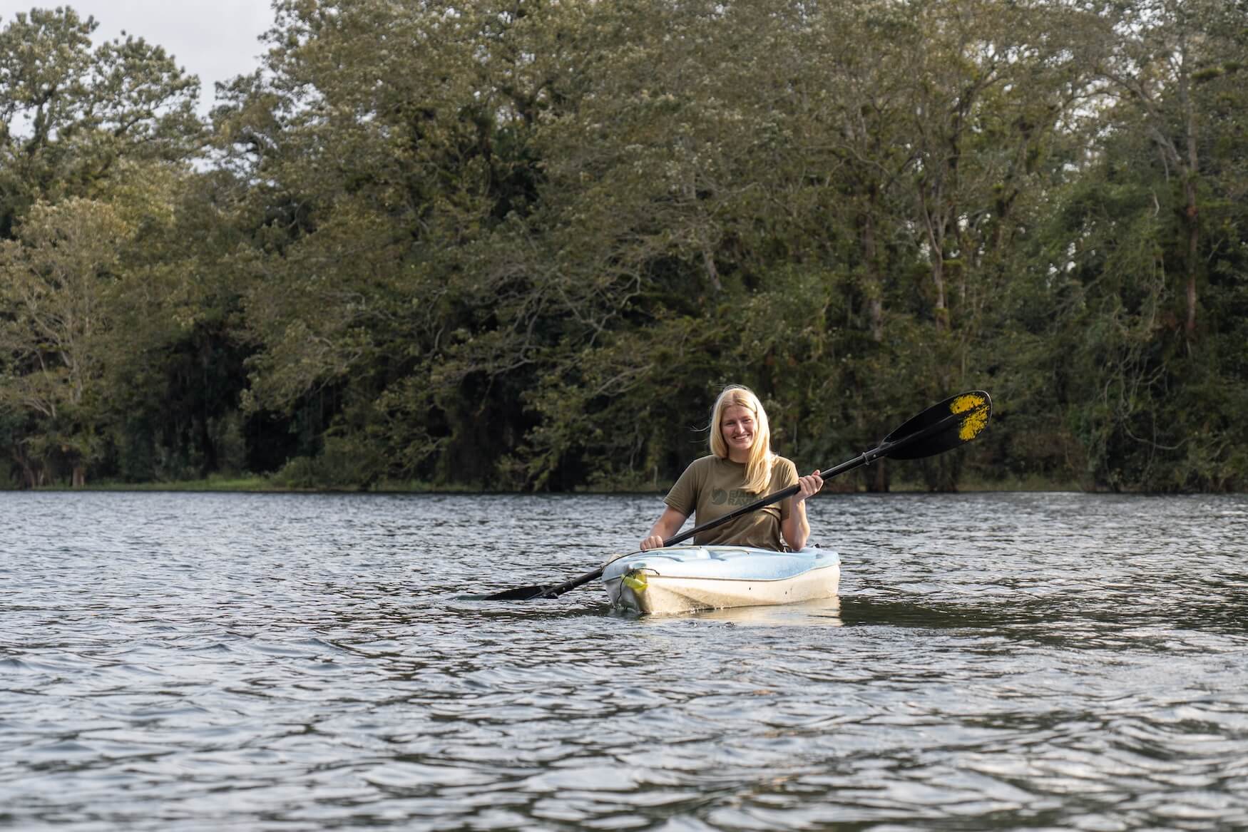 kajakkende vrouw op Lake Yojoa