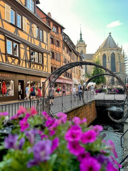 kanaaltje bij kerk in Colmar