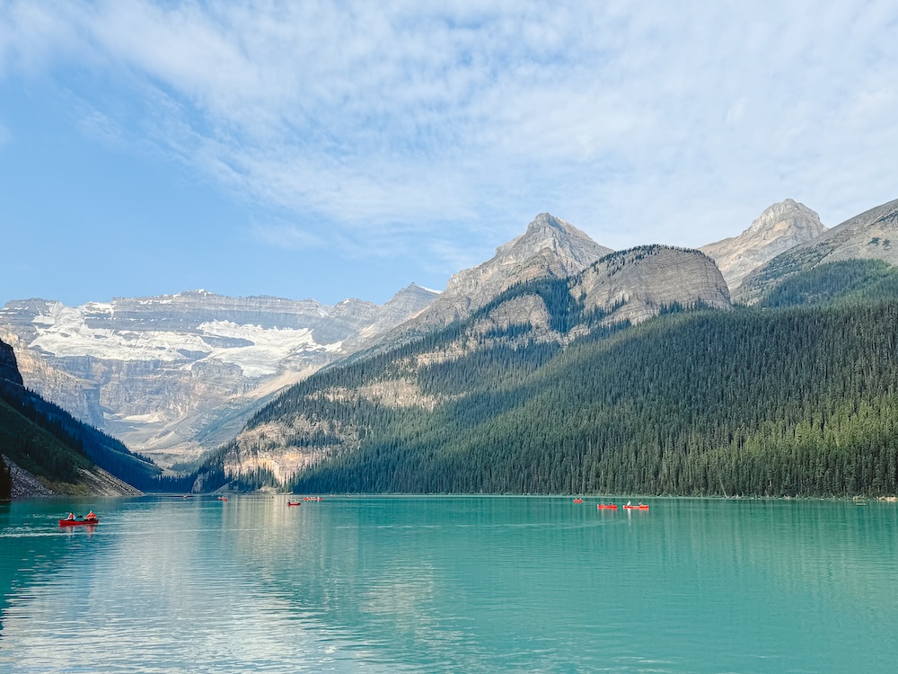 kanoën op Lake Lousie, Banff National Park