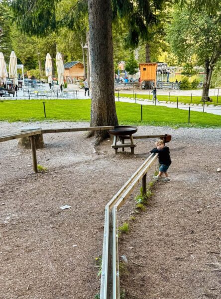 kind bij knikkerbaan Dolomieten
