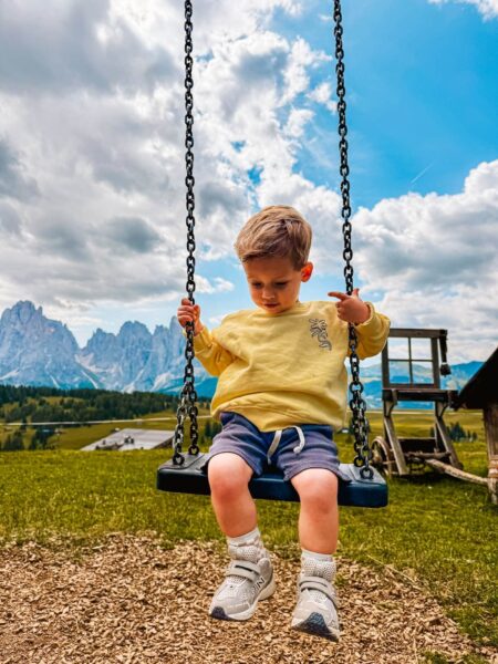 kind op schommel, Dolomieten