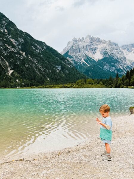 kind op strandje Lago di Braies