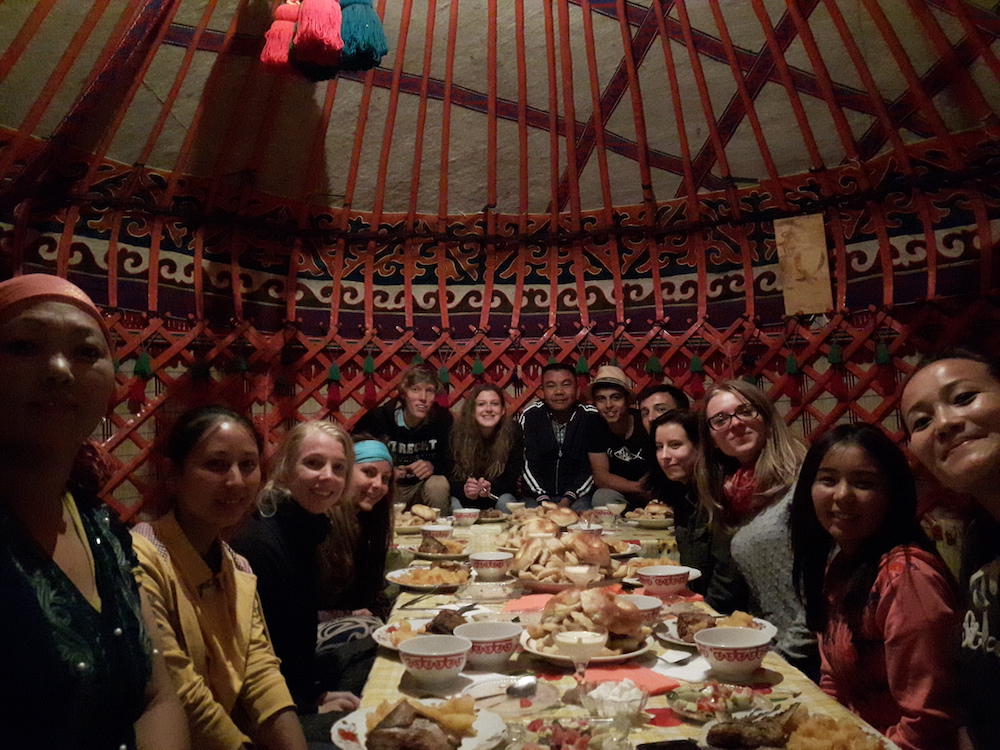 kirgizie backpacken groep CBT Eten in een yurt