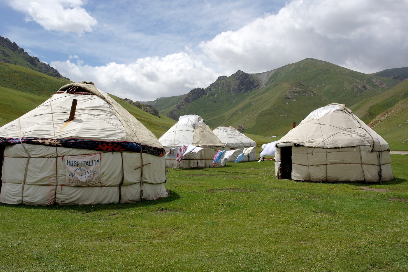 kirgizie backpacken slapen in een yurt