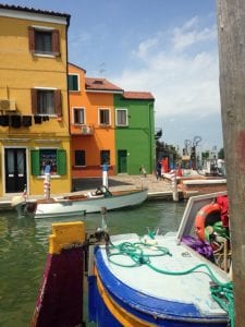 kleurige huisjes in italie backpacken