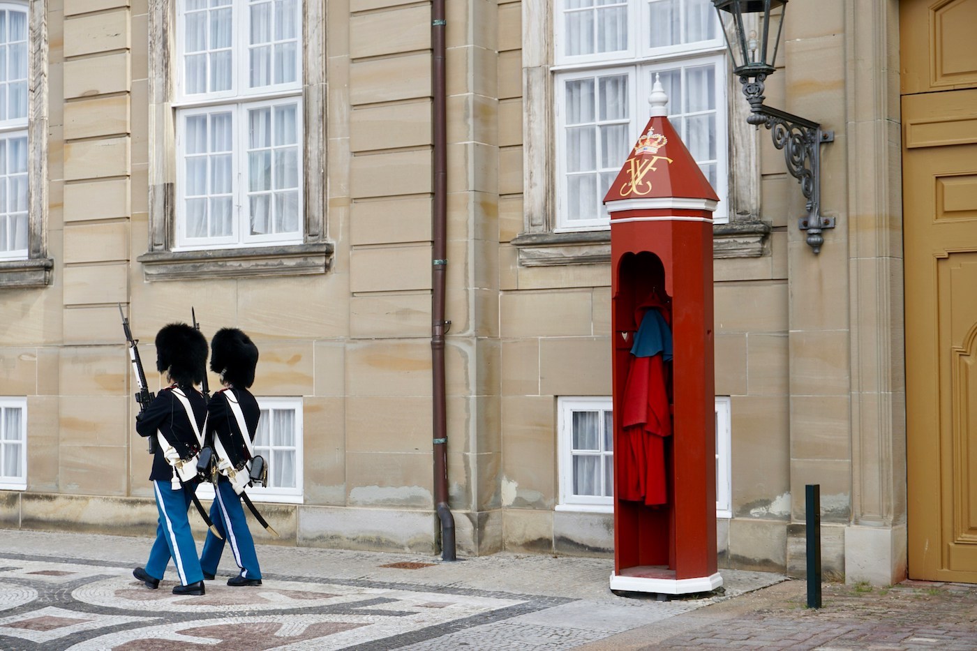 kopenhagen beziesnwaardigheden Amalienborg wisseling van de wacht