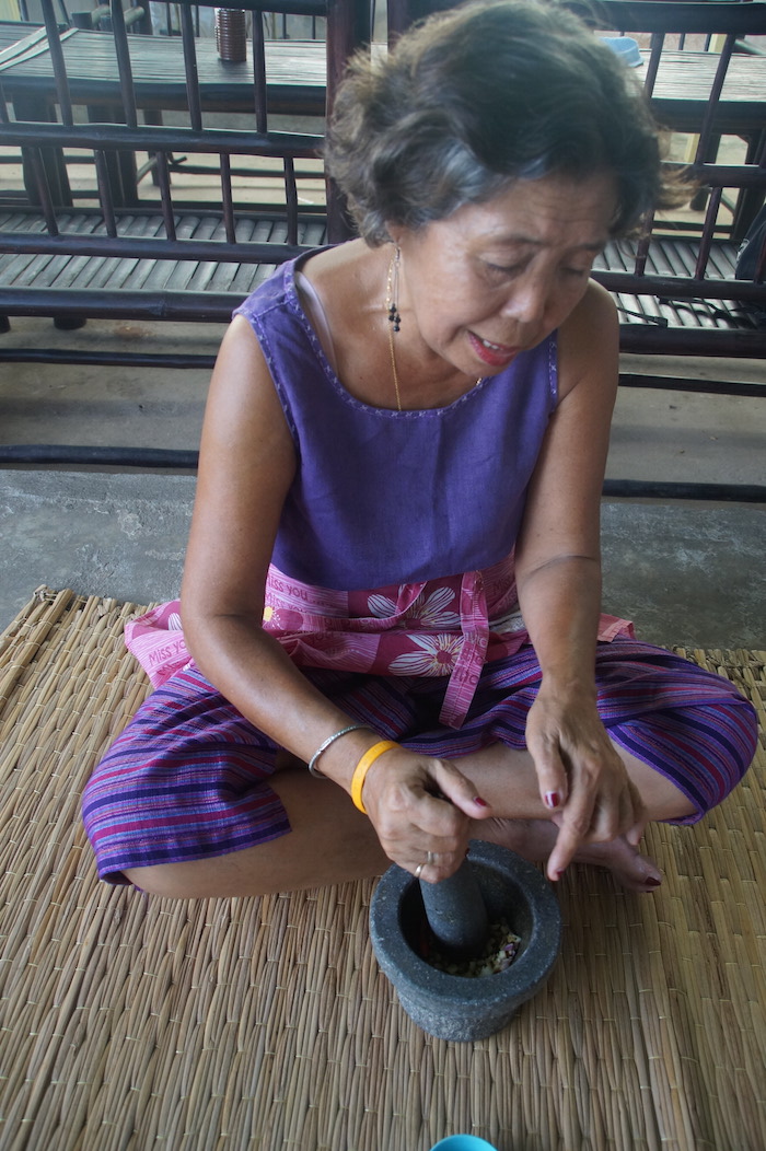 kruiden vermalen kookcursus withlocals thailand