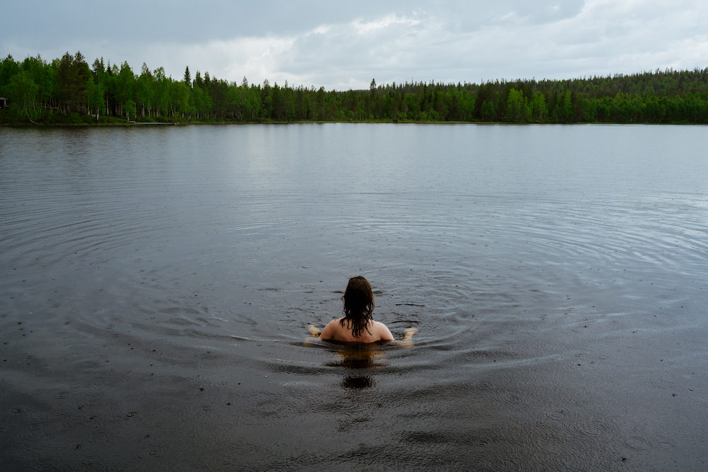lapland in de zomer zwemmen in meren finland