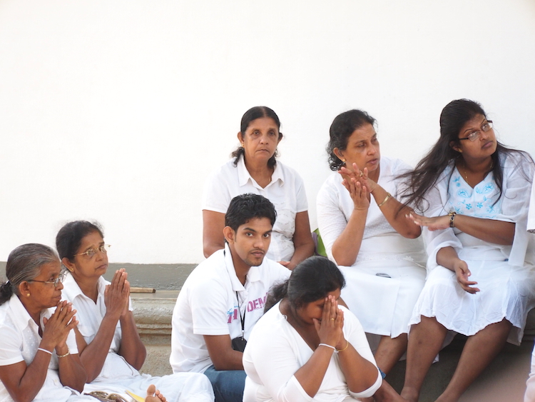 locals-Jaya-Sri-Maha-Bodhi-anuradhapura